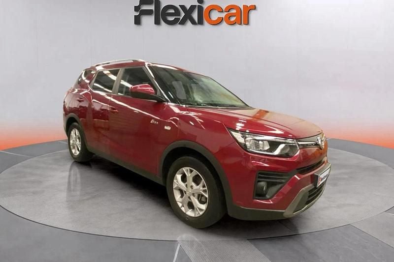 Rojo Usado 2023 Ssangyong (KGM) Tivoli SUV | 12.470 € - Imagen 1/4