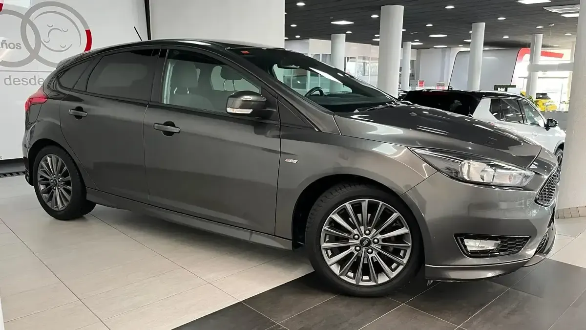 Usado Ford Focus ST-Line 125 CV (91 kW) 2017 Gris / plata Berlina