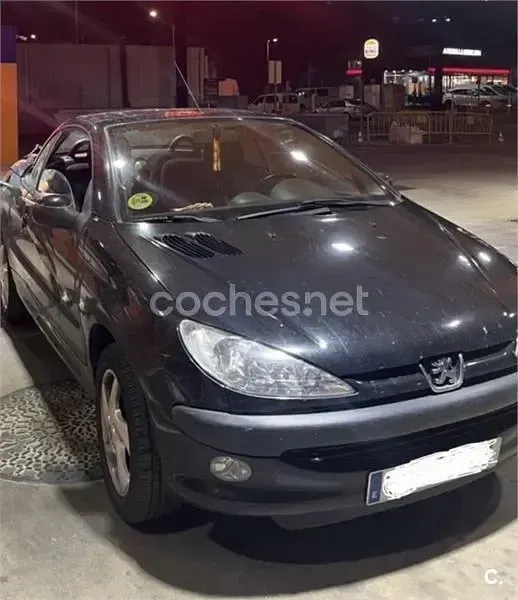 Usado Peugeot 206 110 CV (80 kW) 2002 Negro Descapotable