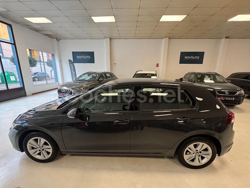 Usado VW Golf VIII Life 115 CV (84 kW) 2022 Gris / plata Berlina