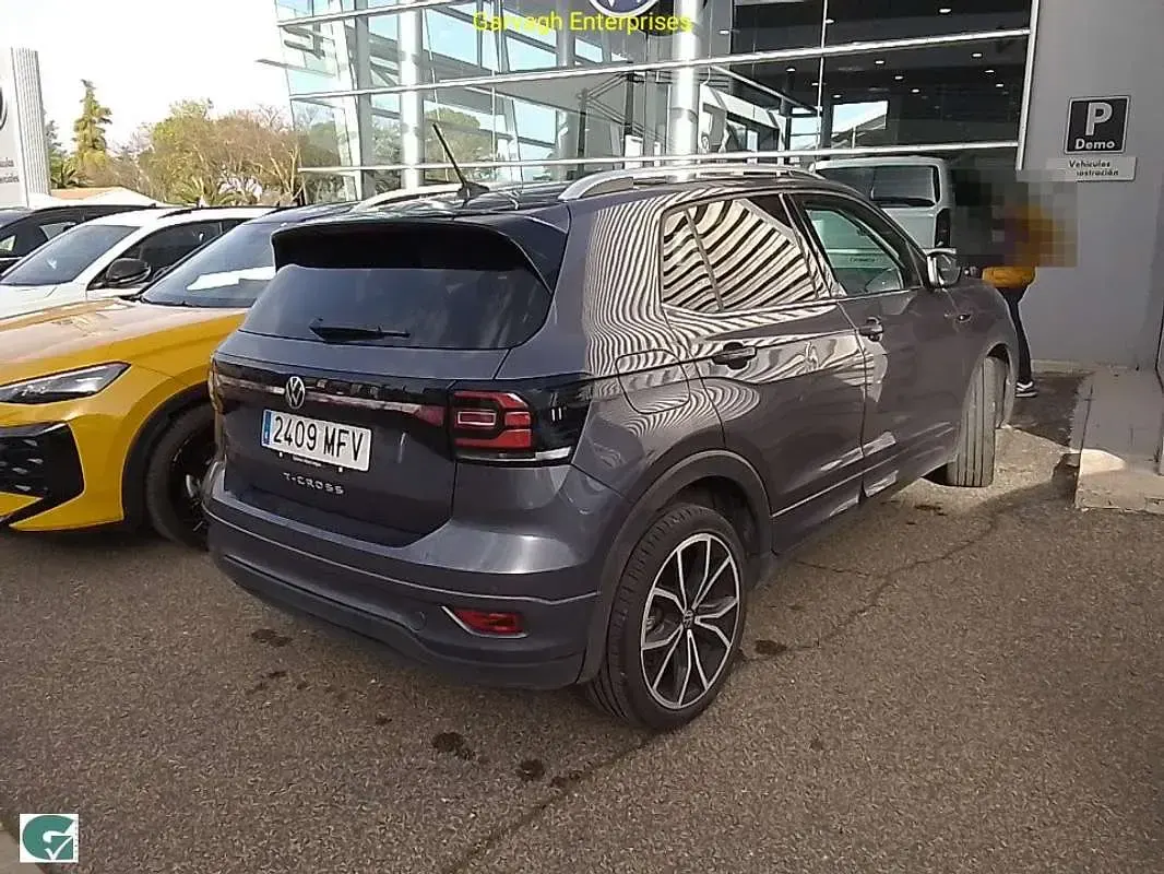 Usado VW T-Cross R-line 116 CV (85 kW) 2023 Gris SUV
