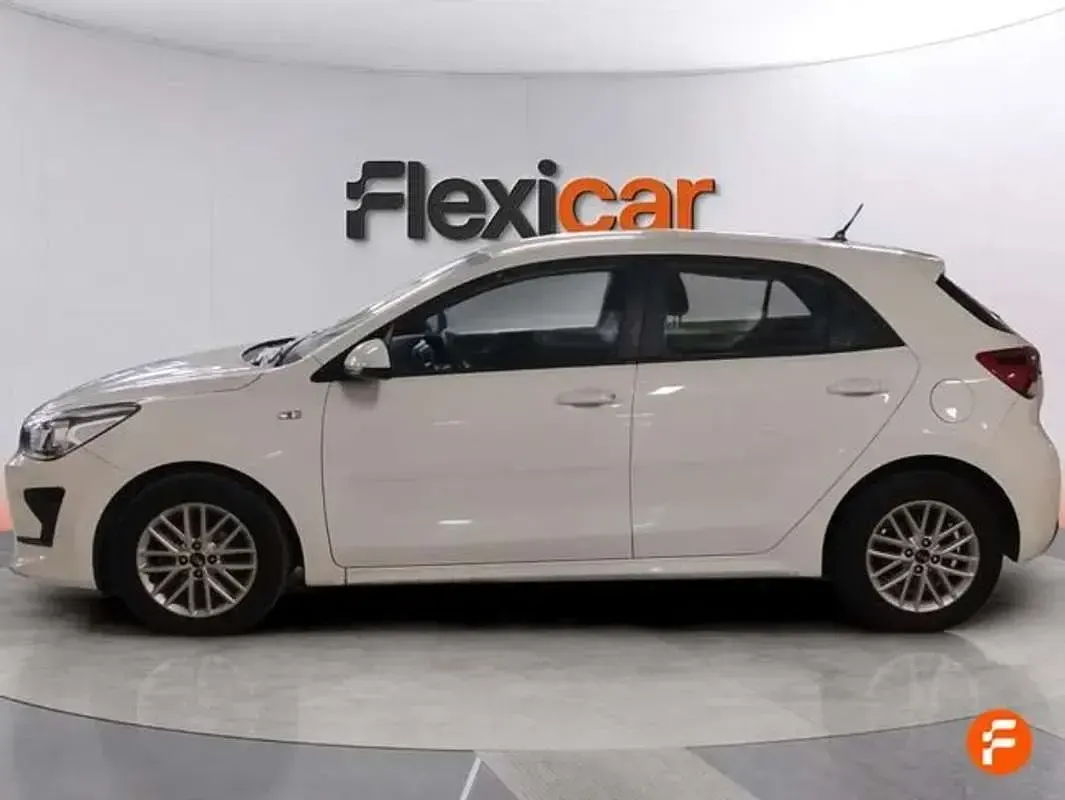 Usado Kia Rio 84 CV (61 kW) 2021 Blanco Utilitario
