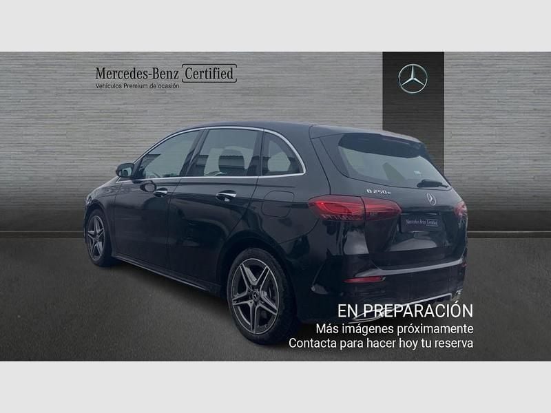 Usado Mercedes B250e AMG line 218 CV (160 kW) 2025 Negro Monovolumen
