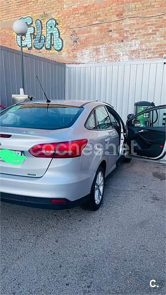 Usado Ford Focus Trend 100 CV (73 kW) 2015 Gris / plata Berlina
