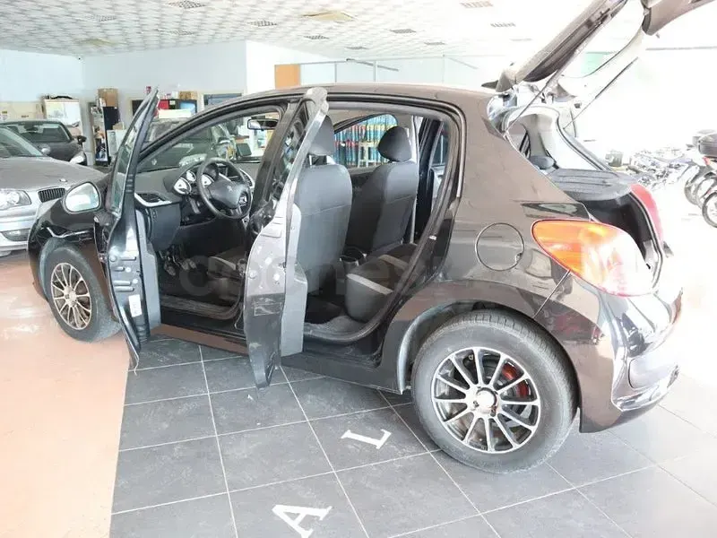 Usado Peugeot 207 75 CV (55 kW) 2009 Negro Berlina