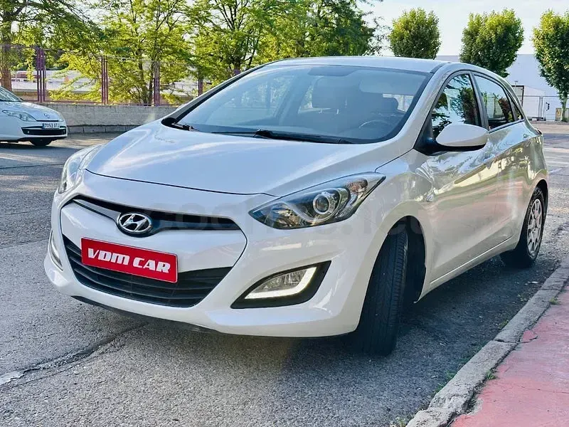 Usado Hyundai i30 100 CV (73 kW) 2014 Blanco Berlina