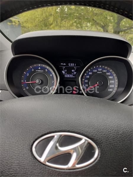 Usado Hyundai Elantra 132 CV (97 kW) 2014 Gris / plata Berlina