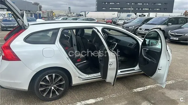 Usado Volvo V60 Momentum 150 CV (110 kW) 2018 Blanco Familiar