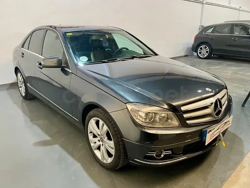 Usado Mercedes C200 Avantgarde 136 CV (100 kW) 2010 Gris / plata Berlina
