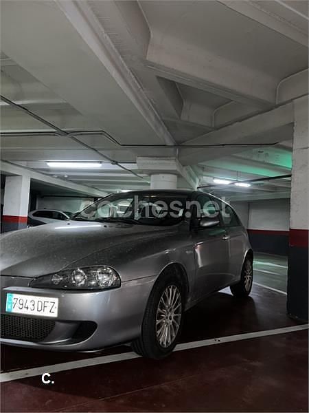 Gris / plata Usado 2005 Alfa Romeo 147 Impression Utilitario | 3900 € - Imagen 1/1