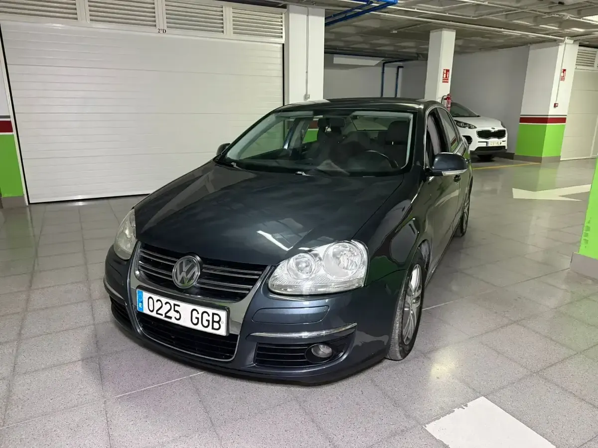Usado VW Jetta Advance 105 CV (77 kW) 2008 Gris Berlina