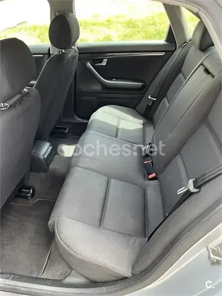 Usado Audi A4 130 CV (95 kW) 2002 Gris / plata Berlina
