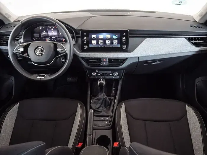Usado Skoda Scala Selection 115 CV (84 kW) 2024 Gris Utilitario