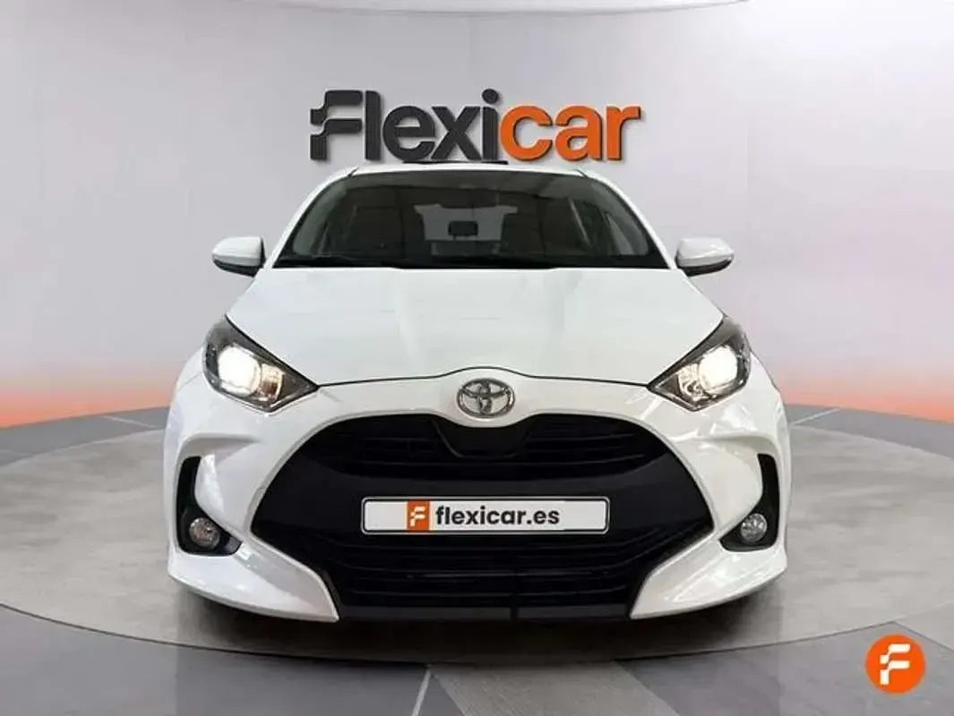 Usado Toyota Yaris Active 111 CV (81 kW) 2020 Blanco Utilitario