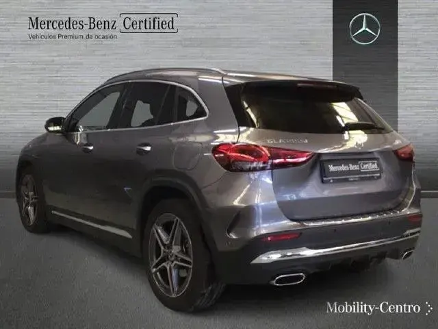 Usado Mercedes GLA200 150 CV (110 kW) 2023 Gris montaña SUV