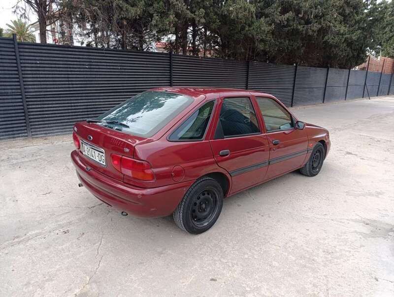 Usado Ford Escort 75 CV (55 kW) 1998 Rojo Berlina