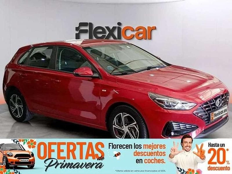 Usado Hyundai i30 120 CV (88 kW) 2022 Rojo Berlina