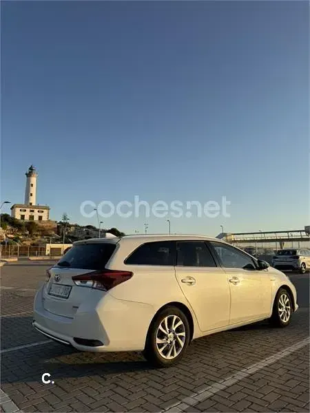 Usado Toyota Auris Hybrid Active 136 CV (100 kW) 2017 Blanco Familiar