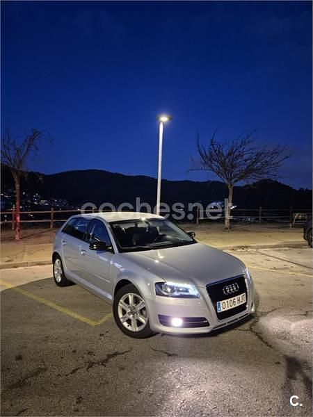 Usado Audi A3 Attraction 105 CV (77 kW) 2012 Gris / plata Berlina