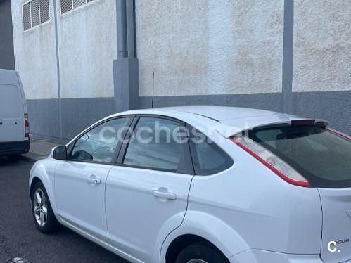 Usado Ford Focus Trend 109 CV (80 kW) 2009 Blanco Berlina