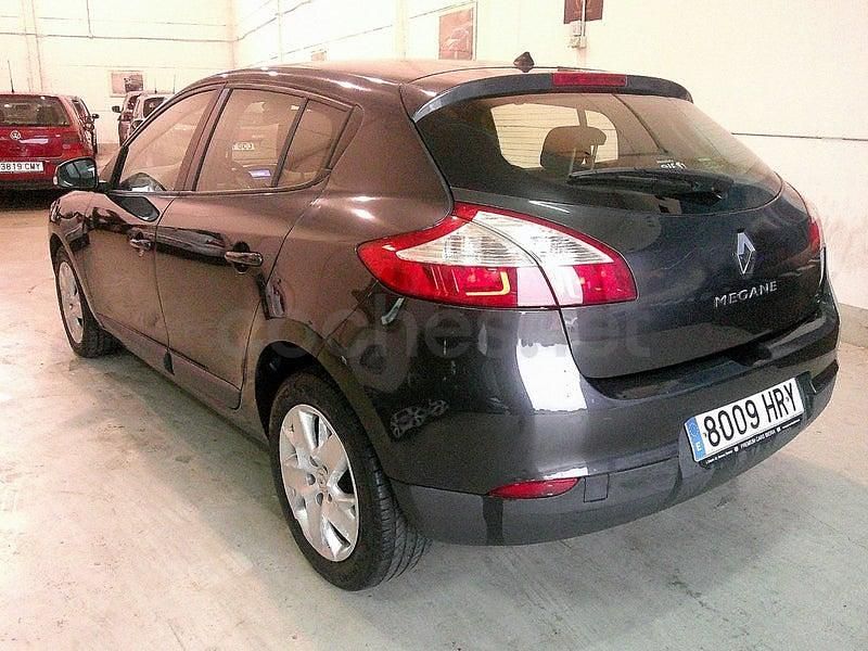 Usado Renault Mégane Dynamique 110 CV (80 kW) 2013 Gris / plata Berlina