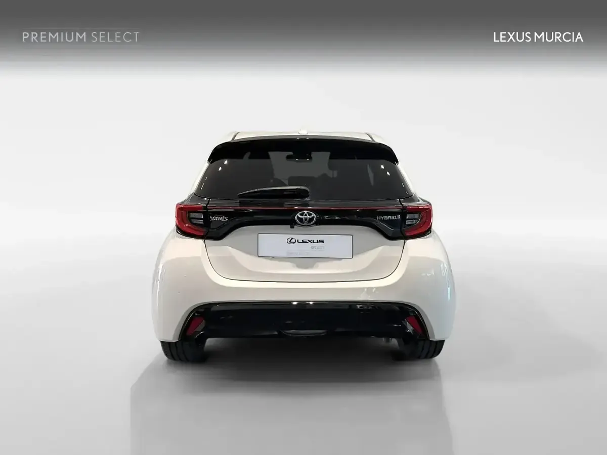 Usado Toyota Yaris Hybrid Style 68 CV (50 kW) 2022 Blanco SUV