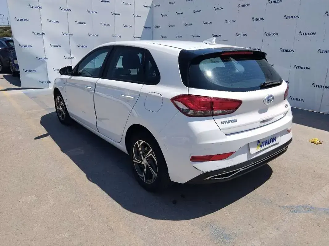 Usado Hyundai i30 120 CV (88 kW) 2022 Blanco Utilitario