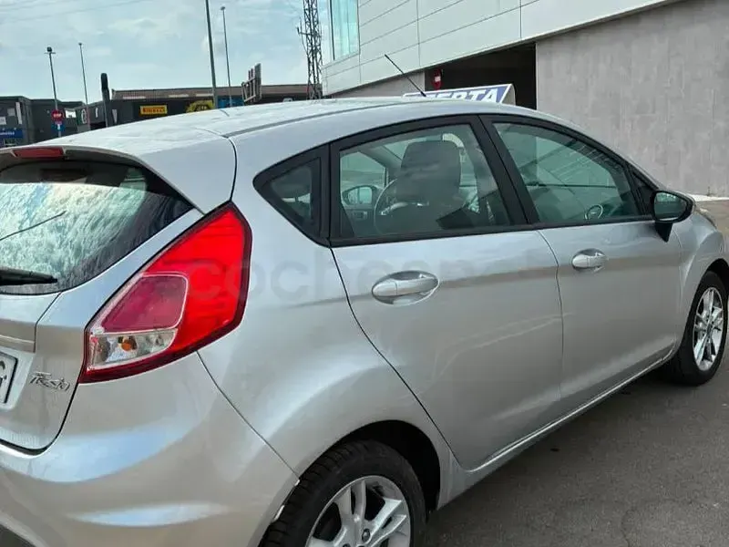 Usado Ford Fiesta Titanium 82 CV (60 kW) 2015 Gris / plata Utilitario