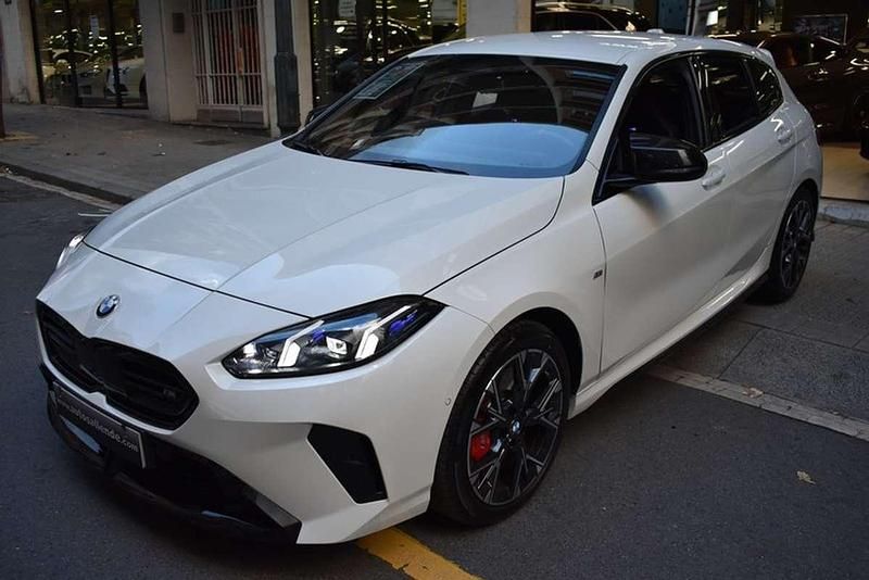 Blanco Usado 2025 BMW M135 M Sport Utilitario | 52.998 € (Buen precio) - Imagen 1/4