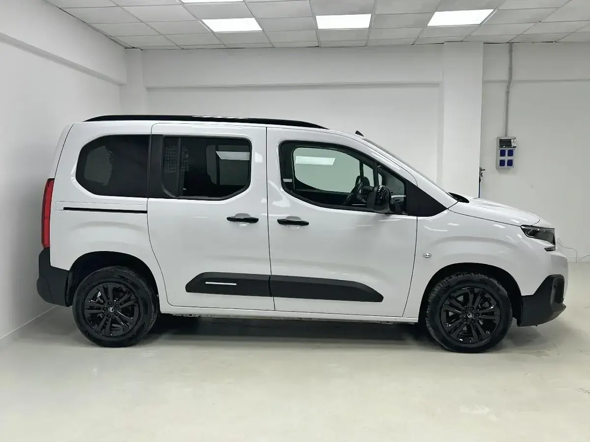 Usado Citroën Berlingo 103 CV (75 kW) 2024 Blanco Monovolumen