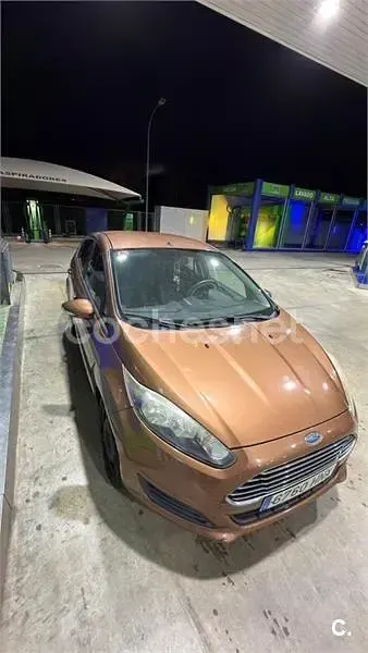 Usado Ford Fiesta Trend 82 CV (60 kW) 2013 Marrón Berlina