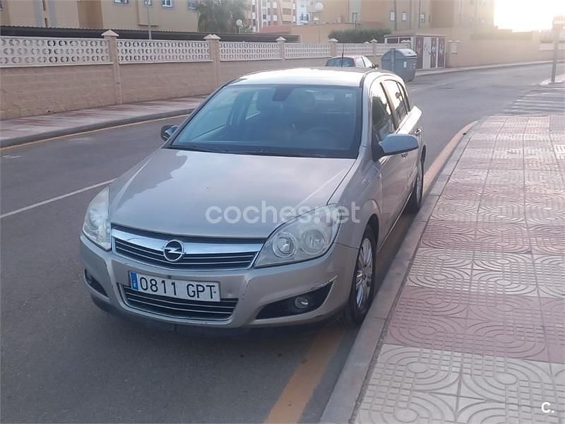 Gris / plata Usado 2010 Opel Astra Cosmo Berlina | 2900 € (Precio justo) - Imagen 1/4