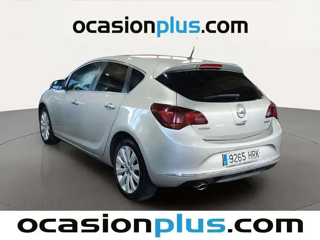 Usado Opel Astra Excellence 140 CV (102 kW) 2013 Gris Utilitario
