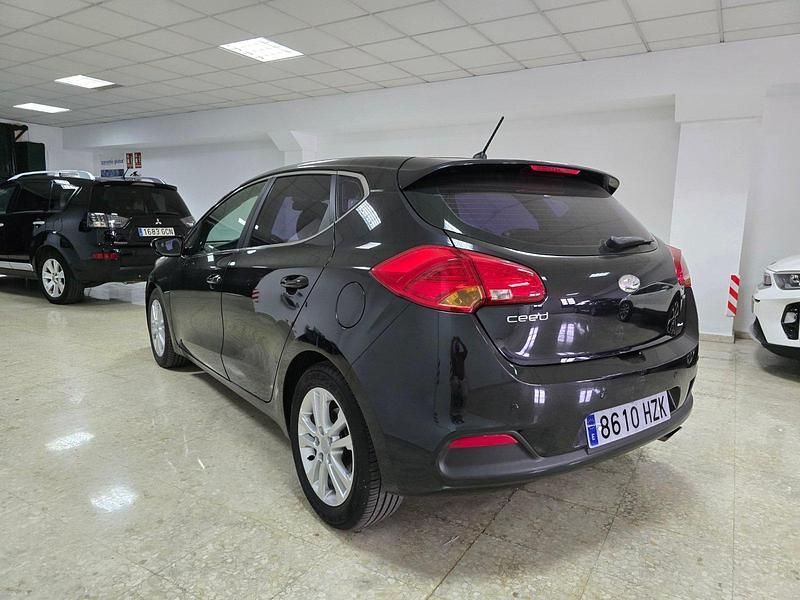 Usado Kia Ceed 90 CV (66 kW) 2014 Negro Utilitario