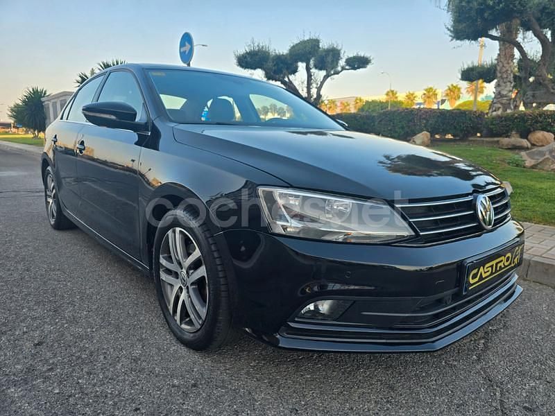Negro Usado 2015 VW Jetta Sportline Berlina | 8900 € (Precio justo) - Imagen 1/4