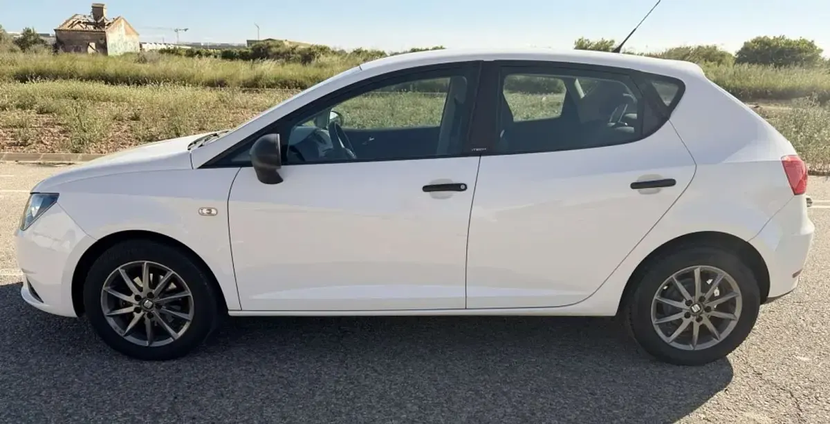 Usado Seat Ibiza Reference 69 CV (50 kW) 2015 Blanco Utilitario