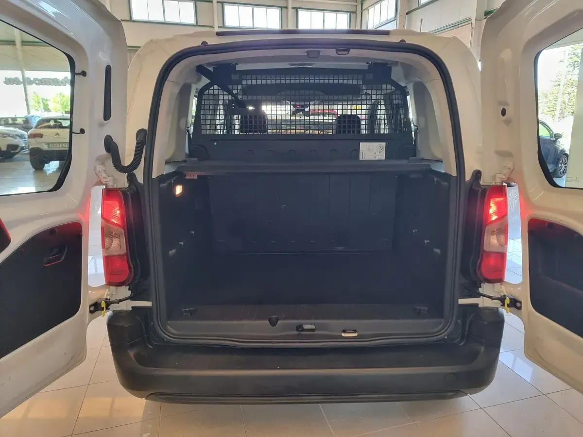 Usado Peugeot Rifter Active 100 CV (73 kW) 2021 Blanco Monovolumen