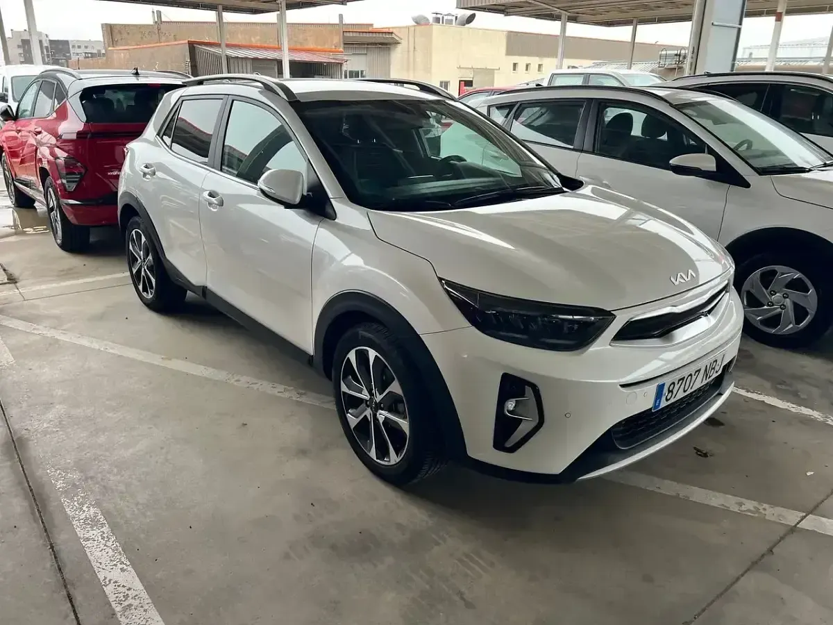Käytetty Kia Stonic Style 100 HP (73 kW) 2025 Valkoinen Katumaasturi