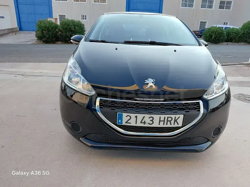 Usado Peugeot 208 Active 92 CV (67 kW) 2013 Negro Utilitario