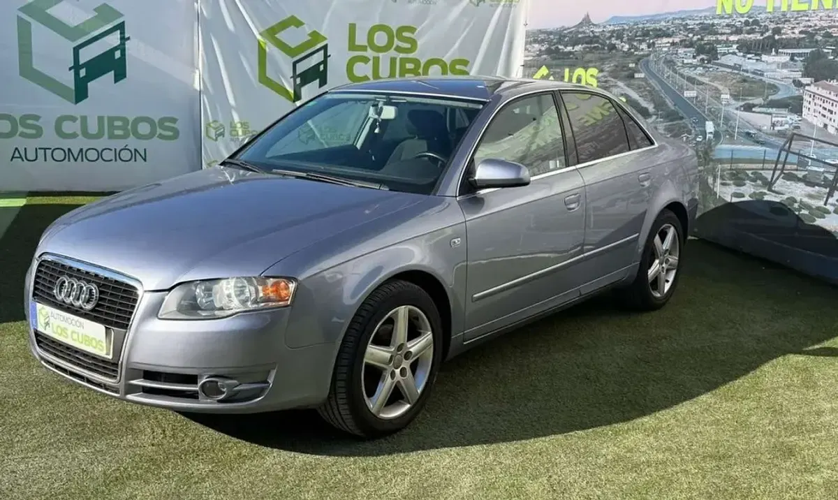 Usado Audi A4 140 CV (102 kW) 2004 Gris Berlina