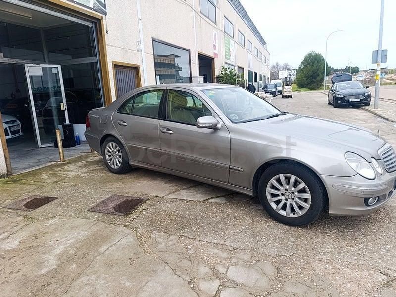 Usado Mercedes E220 Elegance 170 CV (125 kW) 2006 Beige Berlina