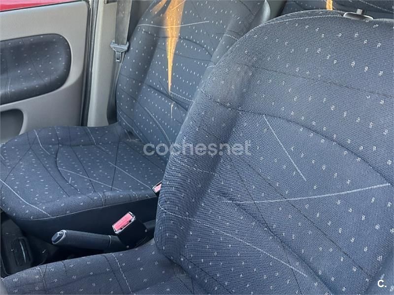 Usado Renault Clio II 60 CV (44 kW) 2003 Gris / plata Berlina