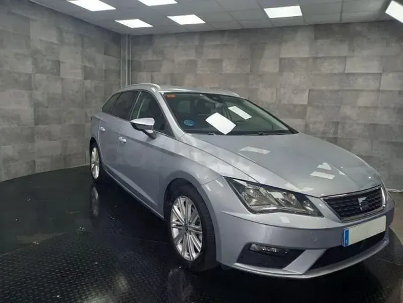 Usado Seat Leon XCELLENCE 130 CV (95 kW) 2021 Gris / plata Familiar