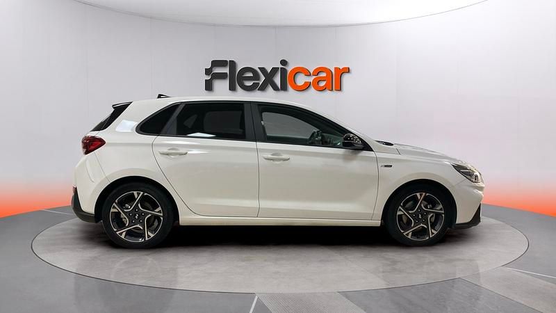 Begagnad Hyundai i30 N Line 120 HK (88 kW) 2023 Vit Sedan