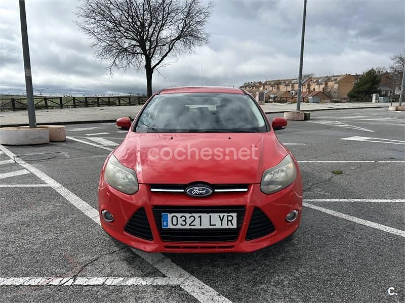 Usado Ford Focus Trend 100 CV (73 kW) 2012 Rojo Familiar