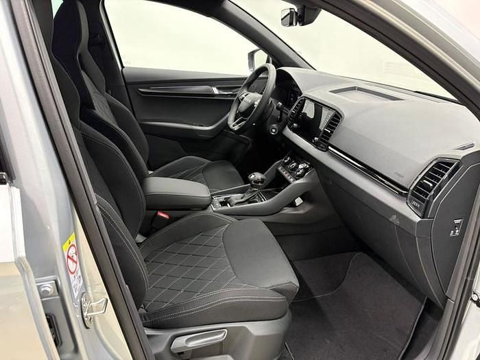 Usado Skoda Karoq SportLine 150 CV (110 kW) 2025 Gris plata SUV