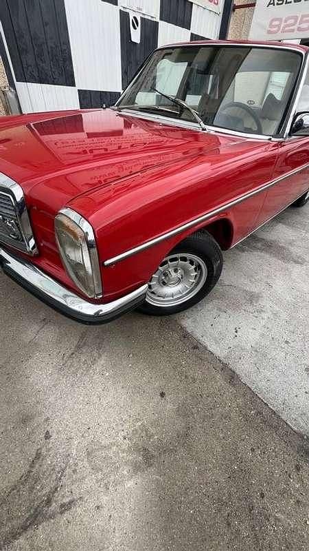 Usado Mercedes 220 114 CV (83 kW) 1975 Rojo Berlina