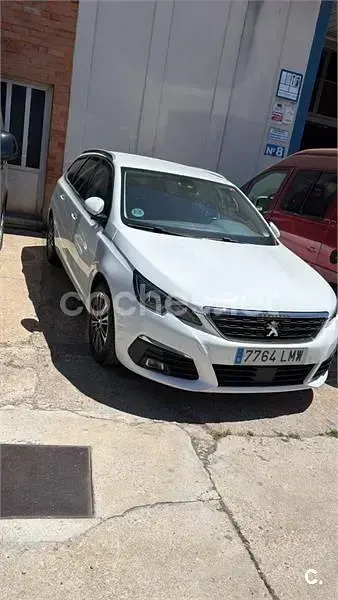 Usado Peugeot 308 Allure 130 CV (95 kW) 2021 Blanco Berlina
