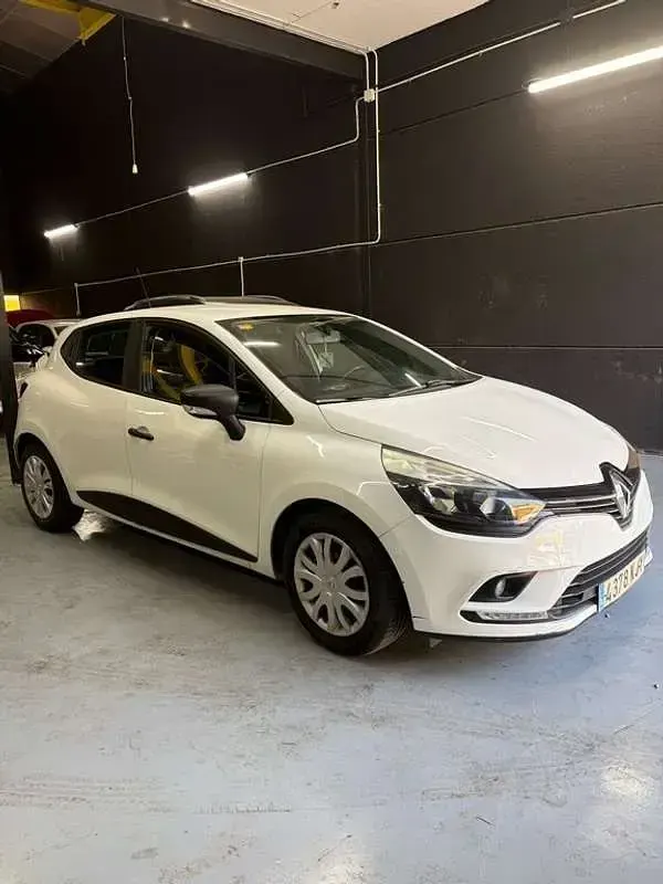 Usado Renault Clio Business 75 CV (55 kW) 2018 Blanco Utilitario