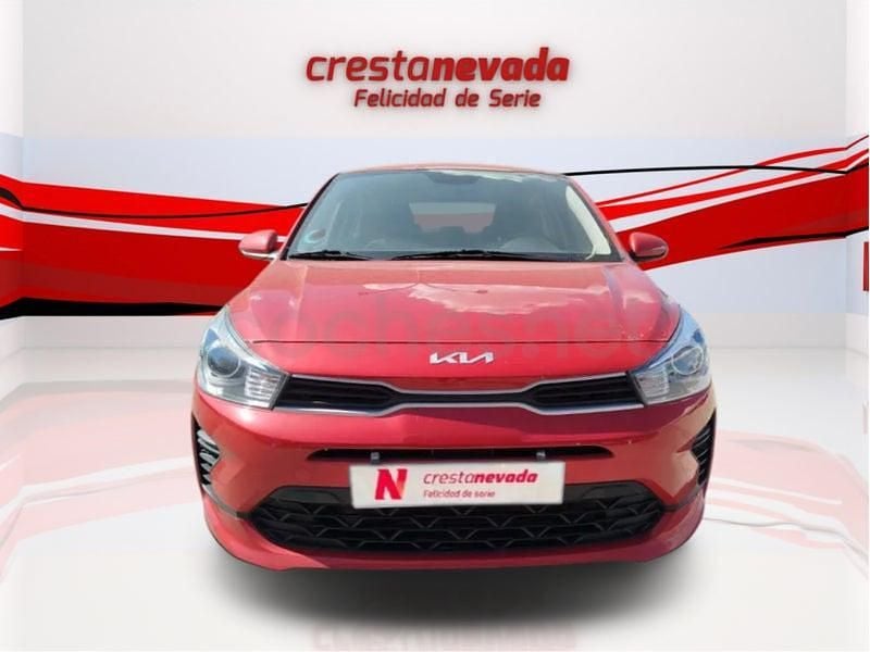 Usado Kia Rio 84 CV (61 kW) 2022 Rojo Berlina